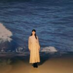 Yu Han Lien Instagram - 大家一直問聽海湧何時上映 其實我跟大家一樣期待這部戲 雖然我參與的篇幅不多 但在看劇本時 就很喜歡這個戲 當然因為是朋友英氣製作的作品 一定要參與 來追蹤 @threetearsinborneo 聽著海浪聲 讓故事慢慢流進心裡 今天去公視受訪去年拍攝的一些回憶 那應該快上映了吧 在今年某時某刻 我們乘著浪花入夢 服裝/ @greenpea_tw