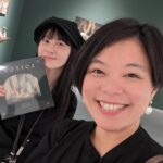 Yu Han Lien Instagram - 手作和藝廊看展的好夥伴Elisa 從金工手作體驗課展開緣份 每年都互相拋接對方可能會有興趣體驗的課程 和展覽 然後帶著好奇心前往 有時候我覺得朋友有各種不同領域與風格 有些朋友適合一起旅行 但不適合一起做靜態的手作課 有些朋友適合一起逛市集 但不適合一起去爬山 有些朋友喜歡與你獨處 不適合太多人的群聚 能在相聚時找到最適合交流的部分 讓彼此最自在的相約 才是最舒服的啊 那天去看了展覽 沈浸在藝術家Lupa美好的作品中 一起不約而同的拿起製作精美的作品集 各自帶了一本回家收藏 在展覽中看見一幅畫 友人說覺得跟我很像 哈哈哈 叫我去旁邊拍一張合照