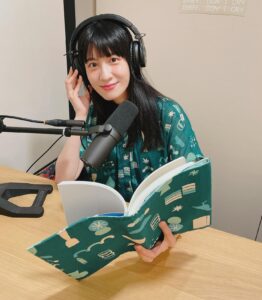 Yu Han Lien Instagram - 山羌閱覽室podcast 錄音時 我會帶著書衣保護紙本書 有電子書的就帶 @hyreadebook 無論紙本書或電子書 都是我閱讀的好朋友 喜歡穿整套同色系的朋友 也可以收集 @inblooom_official 和山羌閱覽室合作的系列印花書衣 看到山羌刺繡書籤 實在太萌 心情太好了🥹