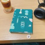 Yu Han Lien Instagram - 山羌閱覽室podcast 錄音時 我會帶著書衣保護紙本書 有電子書的就帶 @hyreadebook 無論紙本書或電子書 都是我閱讀的好朋友 喜歡穿整套同色系的朋友 也可以收集 @inblooom_official 和山羌閱覽室合作的系列印花書衣 看到山羌刺繡書籤 實在太萌 心情太好了🥹