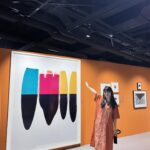 Yu Han Lien Instagram - 第一次走進師大美術館 建築真的太美了 很像之前在京都的美術館看展覽 在走完幾層樓之後 有一個休息的平台 可以去看看風景 讓自己消化一下後 繼續走往不同的樓層看展 這次的拍立得展 有許多大型的拍立得作品 也可以看見不同的藝術家 在拍立得上用自己的方式創作 不只是照片可以捕捉的寫實和即時 許多藝術家運用拍立得 做不同媒材結合 許多作品對我來說更像是一幅畫 有寫意的 有抽象的 有錯置或視覺上表現強烈的 120位藝術家 和300多件拍立得 以及寶麗來公司的歷史介紹 還有各式機型與底片 展出非常豐富 我特別喜歡的幾幅作品 都是構圖讓我彷彿進入不同次元 展開魔幻又寫實的風景 也有幾幅是創作者把剛拍出的拍立得 再放入畫面中 讓空間彷彿進入一層又一層的螺旋 還有一幅作品在月球上拍 月球上放了一張全家合照 作品名稱是月球表面上的家族合影 無論從作品名 或是直觀的觀看眼前的創作 都有不同的切入觀感 當然也有許多無題的作品 卻帶你進入觀者各自內心的世界 拍立得的出現 是來自創辦人蘭德的女兒提問 為何不能拍照後立刻看到照片 於是蘭德開始研製一次成像攝影系統 只因為女兒的一句話而出現的天才相機 真的是一個充滿愛的發明 走過了20世紀末的風景 拍立得 正慢慢的再次重新回到我們的生活 看展的當天 還看到有人帶上自己的拍立得 走進展場 與這些作品 一期一會的 再次相遇 再次即時顯影 展名：一拍即影：拍立得國際名家攝影大展 活動期間：即日起至2024/6/7(五) 開放時間：每週二至六上午10:00至17:00，週日、週一、國定假日及連續假期休館。 活動地點：師大美術館 (臺北市大安區和平東路一段129號) 票價：250元（全票）；優待票請上網查詢 展覽地點/ @ntnuartmuseum 洋裝/ @inblooom_official