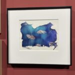 Yu Han Lien Instagram - 第一次走進師大美術館 建築真的太美了 很像之前在京都的美術館看展覽 在走完幾層樓之後 有一個休息的平台 可以去看看風景 讓自己消化一下後 繼續走往不同的樓層看展 這次的拍立得展 有許多大型的拍立得作品 也可以看見不同的藝術家 在拍立得上用自己的方式創作 不只是照片可以捕捉的寫實和即時 許多藝術家運用拍立得 做不同媒材結合 許多作品對我來說更像是一幅畫 有寫意的 有抽象的 有錯置或視覺上表現強烈的 120位藝術家 和300多件拍立得 以及寶麗來公司的歷史介紹 還有各式機型與底片 展出非常豐富 我特別喜歡的幾幅作品 都是構圖讓我彷彿進入不同次元 展開魔幻又寫實的風景 也有幾幅是創作者把剛拍出的拍立得 再放入畫面中 讓空間彷彿進入一層又一層的螺旋 還有一幅作品在月球上拍 月球上放了一張全家合照 作品名稱是月球表面上的家族合影 無論從作品名 或是直觀的觀看眼前的創作 都有不同的切入觀感 當然也有許多無題的作品 卻帶你進入觀者各自內心的世界 拍立得的出現 是來自創辦人蘭德的女兒提問 為何不能拍照後立刻看到照片 於是蘭德開始研製一次成像攝影系統 只因為女兒的一句話而出現的天才相機 真的是一個充滿愛的發明 走過了20世紀末的風景 拍立得 正慢慢的再次重新回到我們的生活 看展的當天 還看到有人帶上自己的拍立得 走進展場 與這些作品 一期一會的 再次相遇 再次即時顯影 展名：一拍即影：拍立得國際名家攝影大展 活動期間：即日起至2024/6/7(五) 開放時間：每週二至六上午10:00至17:00，週日、週一、國定假日及連續假期休館。 活動地點：師大美術館 (臺北市大安區和平東路一段129號) 票價：250元（全票）；優待票請上網查詢 展覽地點/ @ntnuartmuseum 洋裝/ @inblooom_official