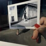 Yu Han Lien Instagram - 第一次走進師大美術館 建築真的太美了 很像之前在京都的美術館看展覽 在走完幾層樓之後 有一個休息的平台 可以去看看風景 讓自己消化一下後 繼續走往不同的樓層看展 這次的拍立得展 有許多大型的拍立得作品 也可以看見不同的藝術家 在拍立得上用自己的方式創作 不只是照片可以捕捉的寫實和即時 許多藝術家運用拍立得 做不同媒材結合 許多作品對我來說更像是一幅畫 有寫意的 有抽象的 有錯置或視覺上表現強烈的 120位藝術家 和300多件拍立得 以及寶麗來公司的歷史介紹 還有各式機型與底片 展出非常豐富 我特別喜歡的幾幅作品 都是構圖讓我彷彿進入不同次元 展開魔幻又寫實的風景 也有幾幅是創作者把剛拍出的拍立得 再放入畫面中 讓空間彷彿進入一層又一層的螺旋 還有一幅作品在月球上拍 月球上放了一張全家合照 作品名稱是月球表面上的家族合影 無論從作品名 或是直觀的觀看眼前的創作 都有不同的切入觀感 當然也有許多無題的作品 卻帶你進入觀者各自內心的世界 拍立得的出現 是來自創辦人蘭德的女兒提問 為何不能拍照後立刻看到照片 於是蘭德開始研製一次成像攝影系統 只因為女兒的一句話而出現的天才相機 真的是一個充滿愛的發明 走過了20世紀末的風景 拍立得 正慢慢的再次重新回到我們的生活 看展的當天 還看到有人帶上自己的拍立得 走進展場 與這些作品 一期一會的 再次相遇 再次即時顯影 展名：一拍即影：拍立得國際名家攝影大展 活動期間：即日起至2024/6/7(五) 開放時間：每週二至六上午10:00至17:00，週日、週一、國定假日及連續假期休館。 活動地點：師大美術館 (臺北市大安區和平東路一段129號) 票價：250元（全票）；優待票請上網查詢 展覽地點/ @ntnuartmuseum 洋裝/ @inblooom_official