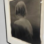 Yu Han Lien Instagram - 第一次走進師大美術館 建築真的太美了 很像之前在京都的美術館看展覽 在走完幾層樓之後 有一個休息的平台 可以去看看風景 讓自己消化一下後 繼續走往不同的樓層看展 這次的拍立得展 有許多大型的拍立得作品 也可以看見不同的藝術家 在拍立得上用自己的方式創作 不只是照片可以捕捉的寫實和即時 許多藝術家運用拍立得 做不同媒材結合 許多作品對我來說更像是一幅畫 有寫意的 有抽象的 有錯置或視覺上表現強烈的 120位藝術家 和300多件拍立得 以及寶麗來公司的歷史介紹 還有各式機型與底片 展出非常豐富 我特別喜歡的幾幅作品 都是構圖讓我彷彿進入不同次元 展開魔幻又寫實的風景 也有幾幅是創作者把剛拍出的拍立得 再放入畫面中 讓空間彷彿進入一層又一層的螺旋 還有一幅作品在月球上拍 月球上放了一張全家合照 作品名稱是月球表面上的家族合影 無論從作品名 或是直觀的觀看眼前的創作 都有不同的切入觀感 當然也有許多無題的作品 卻帶你進入觀者各自內心的世界 拍立得的出現 是來自創辦人蘭德的女兒提問 為何不能拍照後立刻看到照片 於是蘭德開始研製一次成像攝影系統 只因為女兒的一句話而出現的天才相機 真的是一個充滿愛的發明 走過了20世紀末的風景 拍立得 正慢慢的再次重新回到我們的生活 看展的當天 還看到有人帶上自己的拍立得 走進展場 與這些作品 一期一會的 再次相遇 再次即時顯影 展名：一拍即影：拍立得國際名家攝影大展 活動期間：即日起至2024/6/7(五) 開放時間：每週二至六上午10:00至17:00，週日、週一、國定假日及連續假期休館。 活動地點：師大美術館 (臺北市大安區和平東路一段129號) 票價：250元（全票）；優待票請上網查詢 展覽地點/ @ntnuartmuseum 洋裝/ @inblooom_official