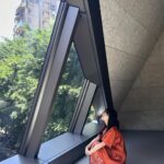 Yu Han Lien Instagram - 第一次走進師大美術館 建築真的太美了 很像之前在京都的美術館看展覽 在走完幾層樓之後 有一個休息的平台 可以去看看風景 讓自己消化一下後 繼續走往不同的樓層看展 這次的拍立得展 有許多大型的拍立得作品 也可以看見不同的藝術家 在拍立得上用自己的方式創作 不只是照片可以捕捉的寫實和即時 許多藝術家運用拍立得 做不同媒材結合 許多作品對我來說更像是一幅畫 有寫意的 有抽象的 有錯置或視覺上表現強烈的 120位藝術家 和300多件拍立得 以及寶麗來公司的歷史介紹 還有各式機型與底片 展出非常豐富 我特別喜歡的幾幅作品 都是構圖讓我彷彿進入不同次元 展開魔幻又寫實的風景 也有幾幅是創作者把剛拍出的拍立得 再放入畫面中 讓空間彷彿進入一層又一層的螺旋 還有一幅作品在月球上拍 月球上放了一張全家合照 作品名稱是月球表面上的家族合影 無論從作品名 或是直觀的觀看眼前的創作 都有不同的切入觀感 當然也有許多無題的作品 卻帶你進入觀者各自內心的世界 拍立得的出現 是來自創辦人蘭德的女兒提問 為何不能拍照後立刻看到照片 於是蘭德開始研製一次成像攝影系統 只因為女兒的一句話而出現的天才相機 真的是一個充滿愛的發明 走過了20世紀末的風景 拍立得 正慢慢的再次重新回到我們的生活 看展的當天 還看到有人帶上自己的拍立得 走進展場 與這些作品 一期一會的 再次相遇 再次即時顯影 展名：一拍即影：拍立得國際名家攝影大展 活動期間：即日起至2024/6/7(五) 開放時間：每週二至六上午10:00至17:00，週日、週一、國定假日及連續假期休館。 活動地點：師大美術館 (臺北市大安區和平東路一段129號) 票價：250元（全票）；優待票請上網查詢 展覽地點/ @ntnuartmuseum 洋裝/ @inblooom_official