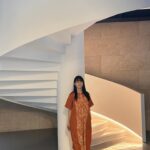 Yu Han Lien Instagram - 第一次走進師大美術館 建築真的太美了 很像之前在京都的美術館看展覽 在走完幾層樓之後 有一個休息的平台 可以去看看風景 讓自己消化一下後 繼續走往不同的樓層看展 這次的拍立得展 有許多大型的拍立得作品 也可以看見不同的藝術家 在拍立得上用自己的方式創作 不只是照片可以捕捉的寫實和即時 許多藝術家運用拍立得 做不同媒材結合 許多作品對我來說更像是一幅畫 有寫意的 有抽象的 有錯置或視覺上表現強烈的 120位藝術家 和300多件拍立得 以及寶麗來公司的歷史介紹 還有各式機型與底片 展出非常豐富 我特別喜歡的幾幅作品 都是構圖讓我彷彿進入不同次元 展開魔幻又寫實的風景 也有幾幅是創作者把剛拍出的拍立得 再放入畫面中 讓空間彷彿進入一層又一層的螺旋 還有一幅作品在月球上拍 月球上放了一張全家合照 作品名稱是月球表面上的家族合影 無論從作品名 或是直觀的觀看眼前的創作 都有不同的切入觀感 當然也有許多無題的作品 卻帶你進入觀者各自內心的世界 拍立得的出現 是來自創辦人蘭德的女兒提問 為何不能拍照後立刻看到照片 於是蘭德開始研製一次成像攝影系統 只因為女兒的一句話而出現的天才相機 真的是一個充滿愛的發明 走過了20世紀末的風景 拍立得 正慢慢的再次重新回到我們的生活 看展的當天 還看到有人帶上自己的拍立得 走進展場 與這些作品 一期一會的 再次相遇 再次即時顯影 展名：一拍即影：拍立得國際名家攝影大展 活動期間：即日起至2024/6/7(五) 開放時間：每週二至六上午10:00至17:00，週日、週一、國定假日及連續假期休館。 活動地點：師大美術館 (臺北市大安區和平東路一段129號) 票價：250元（全票）；優待票請上網查詢 展覽地點/ @ntnuartmuseum 洋裝/ @inblooom_official