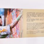 Yu Han Lien Instagram - 跟充滿活力和行動力 能一起約手作課兼看展的默契之友 在小松美羽展最後一天 一起去被神獸們萌到 最後不知道要選哪個顏色的購物袋 於是一人選了一個顏色走 雖然購物袋已經有幾個 不過有狛犬的購物袋真的不能錯過 而且我真的很愛隨身自備袋子出門 能看到展覽真的太好了 心滿意足 還在某個畫的角落 看見類似山羌的神獸 我好開心❤️