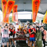 Yu Han Lien Instagram - 城隍爺生日 迎著微風細雨 我們和城隍爺一起在龍舟上 緩緩前行 再蜿蜒走進大稻埕的巷子 熱鬧的慶生 感謝 @inchif 每次都帶我參與各種體驗 翻閱這個世界有趣的篇章 祝福大家下半年出入平安 日日是好日 攝影/ @yo_dong_hui @yu._.tzuchen