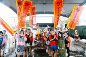 Yu Han Lien Instagram - 城隍爺生日
迎著微風細雨
我們和城隍爺一起在龍舟上
緩緩前行
再蜿蜒走進大稻埕的巷子
熱鬧的慶生
感謝 @inchif 
每次都帶我參與各種體驗
翻閱這個世界有趣的篇章
祝福大家下半年出入平安
日日是好日

攝影/ @yo_dong_hui 
@yu._.tzuchen