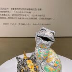 Yu Han Lien Instagram - 跟充滿活力和行動力 能一起約手作課兼看展的默契之友 在小松美羽展最後一天 一起去被神獸們萌到 最後不知道要選哪個顏色的購物袋 於是一人選了一個顏色走 雖然購物袋已經有幾個 不過有狛犬的購物袋真的不能錯過 而且我真的很愛隨身自備袋子出門 能看到展覽真的太好了 心滿意足 還在某個畫的角落 看見類似山羌的神獸 我好開心❤️