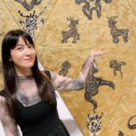 Yu Han Lien Instagram - 跟充滿活力和行動力 能一起約手作課兼看展的默契之友 在小松美羽展最後一天 一起去被神獸們萌到 最後不知道要選哪個顏色的購物袋 於是一人選了一個顏色走 雖然購物袋已經有幾個 不過有狛犬的購物袋真的不能錯過 而且我真的很愛隨身自備袋子出門 能看到展覽真的太好了 心滿意足 還在某個畫的角落 看見類似山羌的神獸 我好開心❤️