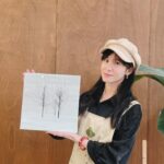 Yu Han Lien Instagram - 去一些地方 感受自己力不從心 就是跨出舒適圈了 永不告別小說裡的黑色樹木 和潮濕的地面下 都是骨頭 但這些存在於故事裡 和那個年代不同地方的歷史土壤 每一片雪花落下來 鋪蓋在那上面 越積越厚 看似找不到路了 不過季節到了 終有一日 在融雪時 會被看見 這次體驗用畫筆來畫油畫 要保持畫面乾淨不容易 因為我的手總是碰到還沒乾透的顏料 但總之 韓江的書 看完很適合畫畫 想著要畫雪景 特別多擦了幾層防曬出門
