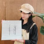 Yu Han Lien Instagram - 去一些地方 感受自己力不從心 就是跨出舒適圈了 永不告別小說裡的黑色樹木 和潮濕的地面下 都是骨頭 但這些存在於故事裡 和那個年代不同地方的歷史土壤 每一片雪花落下來 鋪蓋在那上面 越積越厚 看似找不到路了 不過季節到了 終有一日 在融雪時 會被看見 這次體驗用畫筆來畫油畫 要保持畫面乾淨不容易 因為我的手總是碰到還沒乾透的顏料 但總之 韓江的書 看完很適合畫畫 想著要畫雪景 特別多擦了幾層防曬出門