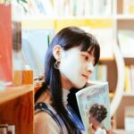 Yu Han Lien Instagram – 這一期的 @unitas_magazine 訪問者
之前在流麻溝十五號宣傳時有遇過一次
很喜歡她的訪問和文字
採訪者郝妮爾在訪談結束之後
從書店買了一大疊書
拍攝結束我也買了三本書
這麼美的書店
選書也好令人心動
採訪連結以及相關資訊放留言處
照片攝影好用心幫我找好拍攝的場景
和我手上拿的書籍
整個融成一體

採訪者/ @annielhao 
攝影/  @aenbi_kuo 
服裝/  @georgiatsao 
書店/  @the1bookstore