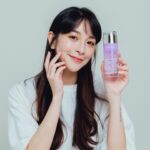 Yu Liang Instagram - 💜 分享一直以來很愛的 #紫色仙女水 換季、空氣差，好多事情都會讓肌膚敏感 看了不只心情不好，也會影響後續上妝工作 所以我就會用 #鳶尾花A醇煥膚化妝水 這瓶超級保濕卻完全沒有油感 跟我一樣不喜歡黏膩保養品的人絕對能放心用 裡面的A醇幫助煥膚抗老，使毛孔細緻 搭配鳶尾花萃取能讓膚色亮白 濕敷在想加強補水的部位 一用完就變得水嫩嫩 #鸢尾花A醇焕肤化妆水 #花瓣水 #化妝水 #A醇保養 #鳶尾花 #抗老保養 #撫紋 #抗老 #修護 #亮白 #補水 #A醇 #緊緻 #抗痕 #彈潤 #保養 #保養品 #美妝保養 #婕洛妮絲 #Jealousness #jealousness婕洛妮絲