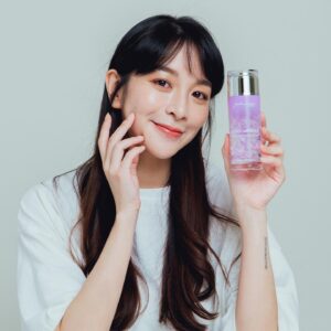 Yu Liang Instagram - 💜
分享一直以來很愛的 #紫色仙女水
換季、空氣差，好多事情都會讓肌膚敏感
看了不只心情不好，也會影響後續上妝工作
所以我就會用 #鳶尾花A醇煥膚化妝水
 
這瓶超級保濕卻完全沒有油感
跟我一樣不喜歡黏膩保養品的人絕對能放心用
裡面的A醇幫助煥膚抗老，使毛孔細緻
搭配鳶尾花萃取能讓膚色亮白
濕敷在想加強補水的部位
一用完就變得水嫩嫩
 
#鸢尾花A醇焕肤化妆水 #花瓣水 #化妝水
#A醇保養 #鳶尾花 #抗老保養 #撫紋 #抗老
#修護 #亮白 #補水 #A醇 #緊緻 #抗痕 #彈潤
#保養 #保養品 #美妝保養 #婕洛妮絲
#Jealousness #jealousness婕洛妮絲