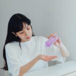 Yu Liang Instagram - 💜 分享一直以來很愛的 #紫色仙女水 換季、空氣差，好多事情都會讓肌膚敏感 看了不只心情不好，也會影響後續上妝工作 所以我就會用 #鳶尾花A醇煥膚化妝水 這瓶超級保濕卻完全沒有油感 跟我一樣不喜歡黏膩保養品的人絕對能放心用 裡面的A醇幫助煥膚抗老，使毛孔細緻 搭配鳶尾花萃取能讓膚色亮白 濕敷在想加強補水的部位 一用完就變得水嫩嫩 #鸢尾花A醇焕肤化妆水 #花瓣水 #化妝水 #A醇保養 #鳶尾花 #抗老保養 #撫紋 #抗老 #修護 #亮白 #補水 #A醇 #緊緻 #抗痕 #彈潤 #保養 #保養品 #美妝保養 #婕洛妮絲 #Jealousness #jealousness婕洛妮絲