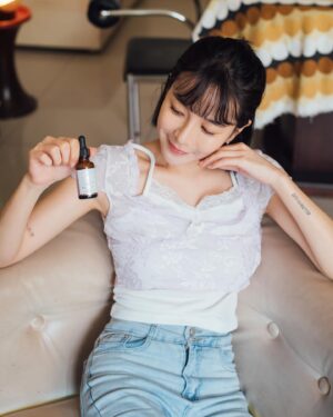 Yu Liang Instagram - 跟時間賽跑！預備備開始！
https://jsshop.tw/長紋路前就用它

時光飛逝
越來越在意老化問題
想要維持彈潤的肌膚
做了好多功課

@Jealousness 婕洛妮絲的
#ABC紫精華
有A醇/維他命B5/維他命C
是很好的緩老/保濕/美白成分
而且質地清爽不黏膩
可以天天擦
來體會水潤澎彈的感覺（摸）

#婕洛妮絲 #Jealousness