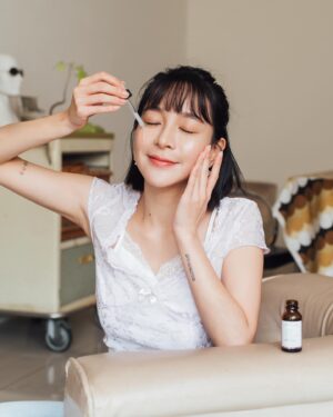 Yu Liang Instagram - 跟時間賽跑！預備備開始！
https://jsshop.tw/長紋路前就用它

時光飛逝
越來越在意老化問題
想要維持彈潤的肌膚
做了好多功課

@Jealousness 婕洛妮絲的
#ABC紫精華
有A醇/維他命B5/維他命C
是很好的緩老/保濕/美白成分
而且質地清爽不黏膩
可以天天擦
來體會水潤澎彈的感覺（摸）

#婕洛妮絲 #Jealousness