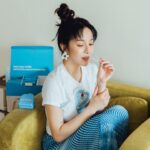 Yu Liang Instagram - 剛認識一個人的時候，笑容是最快拉近彼此距離的方法，對方笑起來不經意露出整齊牙齒，瞬間會出現漫畫般的光芒(╯✧∇✧)╯ 所以從小就很在意牙齒的門面，最一開始嘗試傳統牙套，為此吃了不少苦頭，首先如果醫生常常不在診所，我的牙套時間就會再增加幾天，於是乎加加減減帶了六年多，這期間也因為外型，相當沒有自信。 原以為熬過這兩千多天，從此要迎接走路有風的日子了，沒想到多年後進入這圈子的我，還是需要調整一些部分（嚴格），但！這次學聰明了！ 我選Zenyum綻雅隱形牙套，完全透明的材質，不仔細看根本不會發現！這般的透明也呈現在價格上，Zenyum只分為全口矯正跟輕矯正，費用分別是12萬和7萬2，是市面上唯一能夠做到均一價無隱藏收費的品牌，不會讓費用隨著療程無限上綱，還可以零利率分期！還有最方便的是可以先在線上拍照評估進行初步了解，而且完全免費！後續配合專用的App後續貼心的顧客服務跟體驗，讓看牙醫不再是可怕的事！ 然後我就在神不知鬼不覺的時候，變美了！哈哈哈！◝(⁰▿⁰)◜ 使用這個連結 🔗https://bit.ly/3Z75F9r 只要5分鐘就可以完成免費的矯正線上評估 再享有療程優惠！輕矯正折5,000，全口矯正折15,000！ @zenyum.tw #Zenyum綻雅 #隱形牙套 #SmileMore