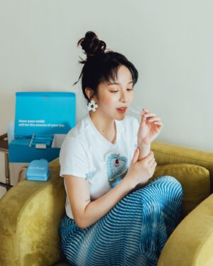 Yu Liang Instagram - 剛認識一個人的時候，笑容是最快拉近彼此距離的方法，對方笑起來不經意露出整齊牙齒，瞬間會出現漫畫般的光芒(╯✧∇✧)╯

所以從小就很在意牙齒的門面，最一開始嘗試傳統牙套，為此吃了不少苦頭，首先如果醫生常常不在診所，我的牙套時間就會再增加幾天，於是乎加加減減帶了六年多，這期間也因為外型，相當沒有自信。
原以為熬過這兩千多天，從此要迎接走路有風的日子了，沒想到多年後進入這圈子的我，還是需要調整一些部分（嚴格），但！這次學聰明了！

我選Zenyum綻雅隱形牙套，完全透明的材質，不仔細看根本不會發現！這般的透明也呈現在價格上，Zenyum只分為全口矯正跟輕矯正，費用分別是12萬和7萬2，是市面上唯一能夠做到均一價無隱藏收費的品牌，不會讓費用隨著療程無限上綱，還可以零利率分期！還有最方便的是可以先在線上拍照評估進行初步了解，而且完全免費！後續配合專用的App後續貼心的顧客服務跟體驗，讓看牙醫不再是可怕的事！

然後我就在神不知鬼不覺的時候，變美了！哈哈哈！◝(⁰▿⁰)◜

使用這個連結
🔗https://bit.ly/3Z75F9r 
只要5分鐘就可以完成免費的矯正線上評估
再享有療程優惠！輕矯正折5,000，全口矯正折15,000！

@zenyum.tw #Zenyum綻雅 #隱形牙套 #SmileMore