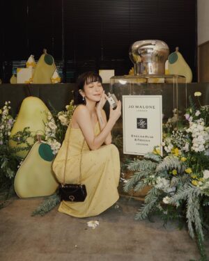 Yu Liang Instagram - @JoMaloneLondon
2023/09全新
英國梨與甜豌豆
English Pear & Sweet Pea Cologne

清脆可口的香氣
清爽蔓延在空中
舒服的氛圍實在是太喜歡了哦

至於
經典的英國梨與小蒼蘭
有各式限定商品禮盒之外
竟然出了身體香氛蜜粉餅
讓我隨時隨地都能
沈浸在英國梨子園

#JoMaloneLondon
#JoMaloneLondonTW 
#EnglishPear

Outfit 
@sandroparis 
Jewelry 
@apmmonaco 
@apmgirls_asia