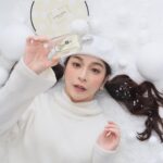 Yu Liang Instagram - 年末的節日特別多，但我最喜歡的還是聖誕節 每到聖誕節就是最適合送禮跟收禮物的好時機～ @JoMaloneLondon 歡樂雪花聖誕系列的午夜麝香與琥珀香水好有冬季的氛圍，溫暖的琥珀香氣與杜松舒服的氣息，搭配麝香純淨粉嫩的感受讓我有清新明亮的心情，很適合這一次充滿活力的冬天～ 而今年還推出了好多美美的聖誕限定包裝！讓我可以一次買齊送給不同風格和個性的朋友們，配上這次特有的小雪球吊飾超有聖誕感（就不用另外包裝了，嘿嘿）的～ 不得不推薦 Jo Malone London 的香水真的好適合將各種香調互相糅合，每次都可以變換專屬獨特的香氣，心情就很好❤️ 不只是身上要有香香的氣息，當然家裡也要營造滿滿的儀式感，歡樂雪花聖誕苦橙香氛工藝蠟燭散發出來的柑橘味，我超喜歡！加上濃郁溫暖的檀木餘韻，輕輕一點，整個空間柔柔的飄出甜美多汁的柳橙雞尾酒香氣，還有什麼會比這一刻更放鬆的嗎？（滿足） 說真的，我對我的朋友真的感到十分佩服，因為她們總是願意在我需要的時候陪在我身旁，對他們只有無限感動，如今聖誕節終於要來了！害羞的我（？），可以藉由這氛圍大表我的感謝！送禮的最好時機來啦～ 就在我翻閱了各大品牌網站和走遍大大小小的商店之後，我決定今年就是由 #JoMaloneLondon 來幫我表達滿滿的愛 ✧*｡٩(ˊᗜˋ*)و✧*｡ 真心推給有喜歡的朋友們可以一起跟進 搭上這班聖誕列車💝 #PerfectPresent #SeasonOfScent #JoMaloneLondonTW