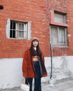 Yu Liang Instagram - 九年前買的相機 還堪用 咦 堪是這個字呀 越看越奇怪 自言自語 自給自足 自甘墮落 自得其樂 隨便打字了嗎 沒有影像