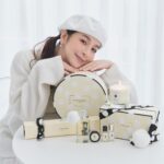 Yu Liang Instagram - 年末的節日特別多，但我最喜歡的還是聖誕節 每到聖誕節就是最適合送禮跟收禮物的好時機～ @JoMaloneLondon 歡樂雪花聖誕系列的午夜麝香與琥珀香水好有冬季的氛圍，溫暖的琥珀香氣與杜松舒服的氣息，搭配麝香純淨粉嫩的感受讓我有清新明亮的心情，很適合這一次充滿活力的冬天～ 而今年還推出了好多美美的聖誕限定包裝！讓我可以一次買齊送給不同風格和個性的朋友們，配上這次特有的小雪球吊飾超有聖誕感（就不用另外包裝了，嘿嘿）的～ 不得不推薦 Jo Malone London 的香水真的好適合將各種香調互相糅合，每次都可以變換專屬獨特的香氣，心情就很好❤️ 不只是身上要有香香的氣息，當然家裡也要營造滿滿的儀式感，歡樂雪花聖誕苦橙香氛工藝蠟燭散發出來的柑橘味，我超喜歡！加上濃郁溫暖的檀木餘韻，輕輕一點，整個空間柔柔的飄出甜美多汁的柳橙雞尾酒香氣，還有什麼會比這一刻更放鬆的嗎？（滿足） 說真的，我對我的朋友真的感到十分佩服，因為她們總是願意在我需要的時候陪在我身旁，對他們只有無限感動，如今聖誕節終於要來了！害羞的我（？），可以藉由這氛圍大表我的感謝！送禮的最好時機來啦～ 就在我翻閱了各大品牌網站和走遍大大小小的商店之後，我決定今年就是由 #JoMaloneLondon 來幫我表達滿滿的愛 ✧*｡٩(ˊᗜˋ*)و✧*｡ 真心推給有喜歡的朋友們可以一起跟進 搭上這班聖誕列車💝 #PerfectPresent #SeasonOfScent #JoMaloneLondonTW