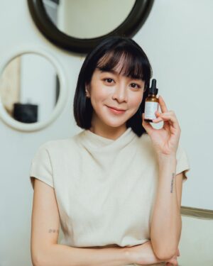 Yu Liang Instagram - #皮秒精華
https://jsshop.tw/粗糙顆粒都不是我的對手

上次錄影空檔分享的就是
@jealousness_taiwan 皮秒精華
號稱 #瑕疵橡皮擦 

這款 #液態皮秒煥膚精華 主打煥膚
其中的黃金三重酸是最大功臣
肌膚越摸越平滑
沒有脫皮修復期
所以一定要推薦給你們！

#Jealousness婕洛妮絲 #婕洛妮絲 #Jealousness