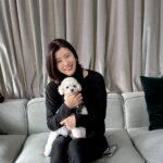 Yu Seon Instagram - 목마르다 카페에의 정겨웠던 어제^^ 먼 일산에서 통탄까지~ 두 시간을 달려와 준 고마운 동생들♡ 드라마 '이브 '때 만난.. 소중한 인연!! 내 머리 한올이라도 흐트러질세라 달려오던 분장팀 인하 @in_hahaha_94 탱고 씬에서 정성스럽게 소라의 의상을 제작해 준 의상팀 서연 @smile.chalkak 그대들이 있어 더 행복했던 현장♡잊지못해ㅠㅠ 울 딸이 좋아하는 선물까지 챙겨오는 센스💖 진심 최고야!!! 👍👍 #목마르다카페 단골강아지 구름이~ ^^ 딸 선물이라고 정성껏 뜬 모자 전해 준 유미스타 @youme_wow 좋은 인연들에 감사합니다 🙏 제가 복이 많네요 😭🩷