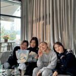 Yu Seon Instagram - 목마르다 카페에의 정겨웠던 어제^^ 먼 일산에서 통탄까지~ 두 시간을 달려와 준 고마운 동생들♡ 드라마 '이브 '때 만난.. 소중한 인연!! 내 머리 한올이라도 흐트러질세라 달려오던 분장팀 인하 @in_hahaha_94 탱고 씬에서 정성스럽게 소라의 의상을 제작해 준 의상팀 서연 @smile.chalkak 그대들이 있어 더 행복했던 현장♡잊지못해ㅠㅠ 울 딸이 좋아하는 선물까지 챙겨오는 센스💖 진심 최고야!!! 👍👍 #목마르다카페 단골강아지 구름이~ ^^ 딸 선물이라고 정성껏 뜬 모자 전해 준 유미스타 @youme_wow 좋은 인연들에 감사합니다 🙏 제가 복이 많네요 😭🩷