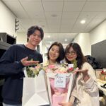 Yu Seon Instagram - 너무나 감사한 발걸음들..♡♡ 그래서 더 좋은 공연을 보여드리고 싶었어요! 🙏 오늘도 깜짝 방문한 손님들.. 소중한 인연들에 감사하기만 하네요ㅠㅠ 훌쩍 커서 온 '우리 갑순이' 아들 승우부터.. 손숙 선생님의 너무 힘이 되는 감사한 말씀들까지.. 그 감동♡ 마음에 고이고이 간직하겠습니다!! 제가 잘 할께요~~^^ 감사합니다🩷 #연극러브레터 💌