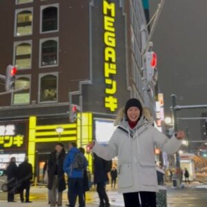 Yu Seon Instagram - 멈출수 없는 셔플본능ㅋㅋ
삿포로 시내를 구경했던 단 하루~
스스키노에서 젤 유명한 나카상과 돈키호테 앞에서..
심바쌤 @dancejoa.simba 이 추천해 준..
챌린지를 용기내어 해보다!! 🤣🤣 
음악없이 입으로 흥얼거리며 췄더니..
맞는 듯 안맞는 듯...ㅋㅋㅋ 
부끄러움도 살짝쿵~☺️🙈