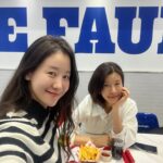 Yu Seon Instagram - 어제..공연 연습 후.. 잠시 그녀를 @lovely_jahye 만나 최종 회의!! 그동안 자혜와 함께 준비 해 왔던 게 있는데.. 오늘 오픈하려고 해요^^ 저녁 6시!! 다시 만나요ㅎㅎ 힙한 장소에서, 사진 잘 찍어주는 동생덕분에 오랜만에 📸
