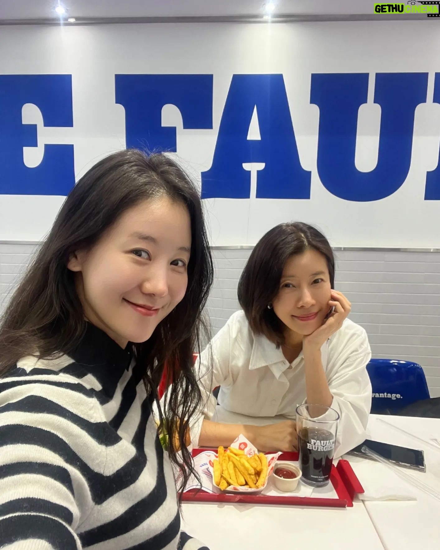 Yu Seon Instagram - 어제..공연 연습 후.. 잠시 그녀를 @lovely_jahye 만나 최종 회의!! 그동안 자혜와 함께 준비 해 왔던 게 있는데.. 오늘 오픈하려고 해요^^ 저녁 6시!! 다시 만나요ㅎㅎ 힙한 장소에서, 사진 잘 찍어주는 동생덕분에 오랜만에 📸