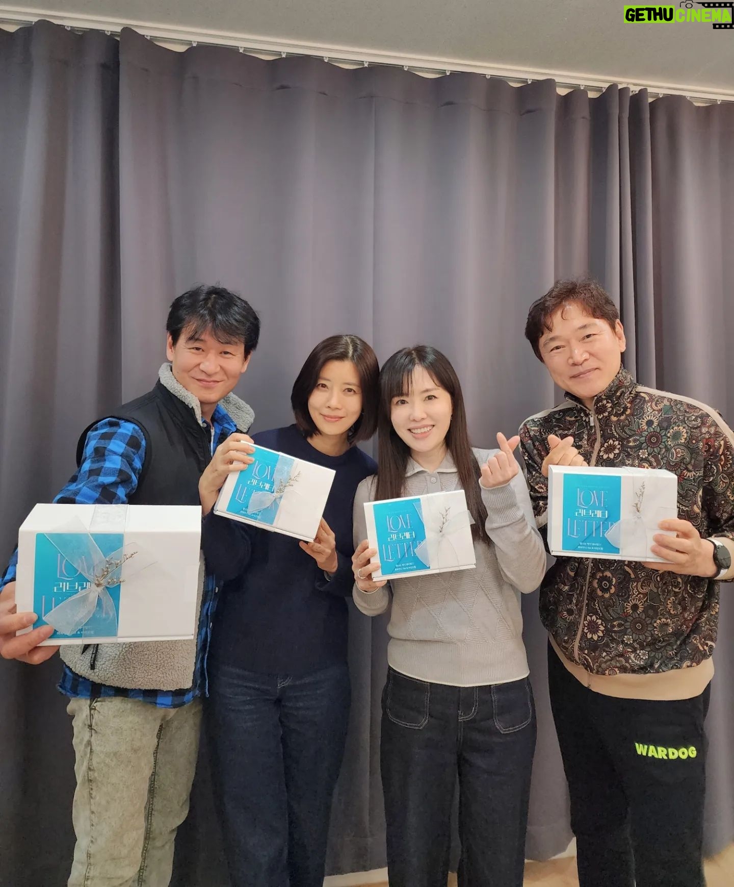 Yu Seon Instagram - 오늘도 #러브레터 연습실♡ 어제는 정보석 선배님의 우주제빵소 빵. 오늘은 하희라 선배님 팬분의 간식선물. 맛있는 간식 챙겨 주시는 선배님들과♡♡ 오늘도 열공모드 연습실ㅎㅎ 좋은 팀 만나 매일이 즐거운.. 저는 막내입니다!! 😆✌️😂 #연극러브레터 #티켓오픈중 #lg아트센터 #4월4일~27일