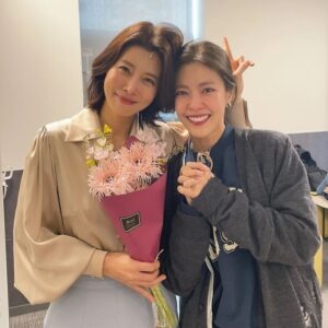Yu Seon Instagram - 공연할 때마다 일찍이 달려 와 힘주는 분들♡♡ 
태란언니는 희라선배님 공연보고 이틀만에 또..
참 의리 넘치는 언니♡♡ 감사해용 😍

늘 말도 없이 슥~ 보구.. 
깜짝 감동 주고가는 윤지😍 
너무 울어서 눈이 빨개진 너의 모습이 넘 사랑스럽드라!
고마워♡♡ 

오늘도 힘과 응원 듬뿍 주고 간..
혜진이 소이😍 
오늘도 그대들은 나의 비타민. 고마워요♡♡ 

대구에서 온..울 딸 베프 아부지 어무니ㅎㅎ
오늘은 유선스타즈가 되어 준.. '유미스타즈' ❤️
이제 직장인이 된 오랜 팬 다희~♡♡
내 삶에 특별한 여행을 선물해 준 지호쌤♡♡ 
배우반상회 팀들까지~~♡♡ 

모두모두 고맙습니다! 
감기로 힘들었던 날인데.. 기운이 나네요!!
내 모든 사랑을 담아, 감사합니다 🙏
연극 러브레터 💌