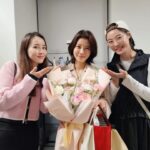 Yu Seon Instagram - 공연할 때마다 일찍이 달려 와 힘주는 분들♡♡ 태란언니는 희라선배님 공연보고 이틀만에 또.. 참 의리 넘치는 언니♡♡ 감사해용 😍 늘 말도 없이 슥~ 보구.. 깜짝 감동 주고가는 윤지😍 너무 울어서 눈이 빨개진 너의 모습이 넘 사랑스럽드라! 고마워♡♡ 오늘도 힘과 응원 듬뿍 주고 간.. 혜진이 소이😍 오늘도 그대들은 나의 비타민. 고마워요♡♡ 대구에서 온..울 딸 베프 아부지 어무니ㅎㅎ 오늘은 유선스타즈가 되어 준.. '유미스타즈' ❤️ 이제 직장인이 된 오랜 팬 다희~♡♡ 내 삶에 특별한 여행을 선물해 준 지호쌤♡♡ 배우반상회 팀들까지~~♡♡ 모두모두 고맙습니다! 감기로 힘들었던 날인데.. 기운이 나네요!! 내 모든 사랑을 담아, 감사합니다 🙏 연극 러브레터 💌
