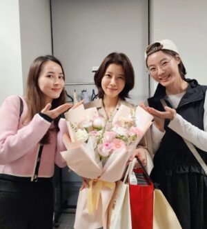 Yu Seon Instagram - 공연할 때마다 일찍이 달려 와 힘주는 분들♡♡ 
태란언니는 희라선배님 공연보고 이틀만에 또..
참 의리 넘치는 언니♡♡ 감사해용 😍

늘 말도 없이 슥~ 보구.. 
깜짝 감동 주고가는 윤지😍 
너무 울어서 눈이 빨개진 너의 모습이 넘 사랑스럽드라!
고마워♡♡ 

오늘도 힘과 응원 듬뿍 주고 간..
혜진이 소이😍 
오늘도 그대들은 나의 비타민. 고마워요♡♡ 

대구에서 온..울 딸 베프 아부지 어무니ㅎㅎ
오늘은 유선스타즈가 되어 준.. '유미스타즈' ❤️
이제 직장인이 된 오랜 팬 다희~♡♡
내 삶에 특별한 여행을 선물해 준 지호쌤♡♡ 
배우반상회 팀들까지~~♡♡ 

모두모두 고맙습니다! 
감기로 힘들었던 날인데.. 기운이 나네요!!
내 모든 사랑을 담아, 감사합니다 🙏
연극 러브레터 💌