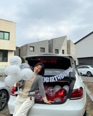 Yu Seon Instagram - 이벤트 좋아하는 가족ㅎㅎ
이제 서프라이즈의 달인들이 되어가네^^ 
어젯밤.. 차 뒤에 긁힌거 같든데..
어디 갔다온거냐며 보자고 하더니..
트렁크가 딱!! 열린 순간🎉🎉
눈치 빠른데 이번엔 몰랐다!! ㅎㅎ
아침에 다시 인증샷~♡♡ 
고맙네! 우리집 베프들👍

#자기생일에는선물로쉬고싶다는
#참수고가많은우리집남자ㅋㅋ
#초상권을주장하는아이를배려하며ㅋㅋ