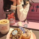 Yu Seon Instagram - 좋아할 줄 알았어!!^^ 네가 좋아할 만한 곳에 가서.. 행복해하는 널 보니.. 나도 힐링이 되는구나! 온통 파스텔 세상에서.. 너의 미소가 전해 주는 회복🩷💜 다시!! 힘을 내 보자!!! 🙏 #모두힘내자구요♡ #나부터바뀌는 #2024가되길 👉산리오러버스클럽 /시나모롤_스위트카페