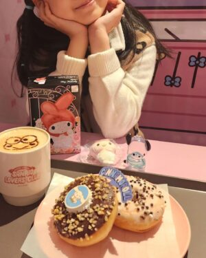 Yu Seon Instagram - 좋아할 줄 알았어!!^^ 
네가 좋아할 만한 곳에 가서..
행복해하는 널 보니.. 나도 힐링이 되는구나! 
온통 파스텔 세상에서..
너의 미소가 전해 주는 회복🩷💜
다시!! 힘을 내 보자!!! 🙏

#모두힘내자구요♡
#나부터바뀌는 
#2024가되길
👉산리오러버스클럽 /시나모롤_스위트카페