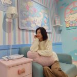 Yu Seon Instagram - 좋아할 줄 알았어!!^^ 네가 좋아할 만한 곳에 가서.. 행복해하는 널 보니.. 나도 힐링이 되는구나! 온통 파스텔 세상에서.. 너의 미소가 전해 주는 회복🩷💜 다시!! 힘을 내 보자!!! 🙏 #모두힘내자구요♡ #나부터바뀌는 #2024가되길 👉산리오러버스클럽 /시나모롤_스위트카페