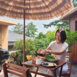 Yu Seon Instagram - 집에 오니..더 생각나는 아침.. 창가에 그림같던 초록 풍경과 새 소리.. 마치 외국에 온 것 같은.. 그런데 너무나 집처럼 편안하고 깨끗했던.. 진짜 편안한 쉼을 느끼고 온 곳.. 이번 여행이 더 행복했던 이유♡ 공간이 이쁘니 사진들도 이쁘고.. 오픈 이벤트 중이라.. 소개하고픈 마음에 올려봅니다! ^^ 저는 가족 지인가족과 함께 한 2박 동안은.. ㄱ동 ㄴ동 두개를 이용했어요! 수영장과 자쿠지 바베큐 불멍 편백사우나를 즐겼구요. 친구와 함께 한 여자 둘 만의 시간은.. 원래 가기로 한 곳이 있었는데, 다른 룸도 가 보고 싶어서 취소하고..ㄷ동에 묵었어요^^ 아침에 야외테이블에서의 로맨틱한 조식은 너무 기억에 남네요ㅎㅎ 다가오는 여름.. 한번 더 오고싶은 곳!! ♡♡ #제주서가 @jeju_seoga