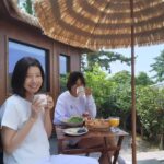 Yu Seon Instagram - 집에 오니..더 생각나는 아침.. 창가에 그림같던 초록 풍경과 새 소리.. 마치 외국에 온 것 같은.. 그런데 너무나 집처럼 편안하고 깨끗했던.. 진짜 편안한 쉼을 느끼고 온 곳.. 이번 여행이 더 행복했던 이유♡ 공간이 이쁘니 사진들도 이쁘고.. 오픈 이벤트 중이라.. 소개하고픈 마음에 올려봅니다! ^^ 저는 가족 지인가족과 함께 한 2박 동안은.. ㄱ동 ㄴ동 두개를 이용했어요! 수영장과 자쿠지 바베큐 불멍 편백사우나를 즐겼구요. 친구와 함께 한 여자 둘 만의 시간은.. 원래 가기로 한 곳이 있었는데, 다른 룸도 가 보고 싶어서 취소하고..ㄷ동에 묵었어요^^ 아침에 야외테이블에서의 로맨틱한 조식은 너무 기억에 남네요ㅎㅎ 다가오는 여름.. 한번 더 오고싶은 곳!! ♡♡ #제주서가 @jeju_seoga