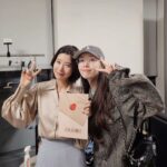 Yu Seon Instagram - 한 때.. 드라마에서 사랑으로 키운 자식들이.. 이번 공연에 많이 오네요~ ㅎㅎ '달콤살벌패밀리' 의 내 딸♡ 민아 @bbang_93 용기있게 도전하는 멋진 커플♡ 이젠 작가가 된.. 한다면 하는.. @taihyun_zin 마라톤을 하는 뛰는 여신.. @si_eun_0 그리고.. 나의 최애 브랜드 까이에의 @cahiers_official 디자이너 친구 @cahiers_kimayoung 공연 때마다 부산에서 올라오는 고마운 친구♡ 반갑고 고마운 발걸음들🩷 담에 맛난 밥 한끼 해요!!^^ 고마워요 모두^^ #연극러브레터 💌