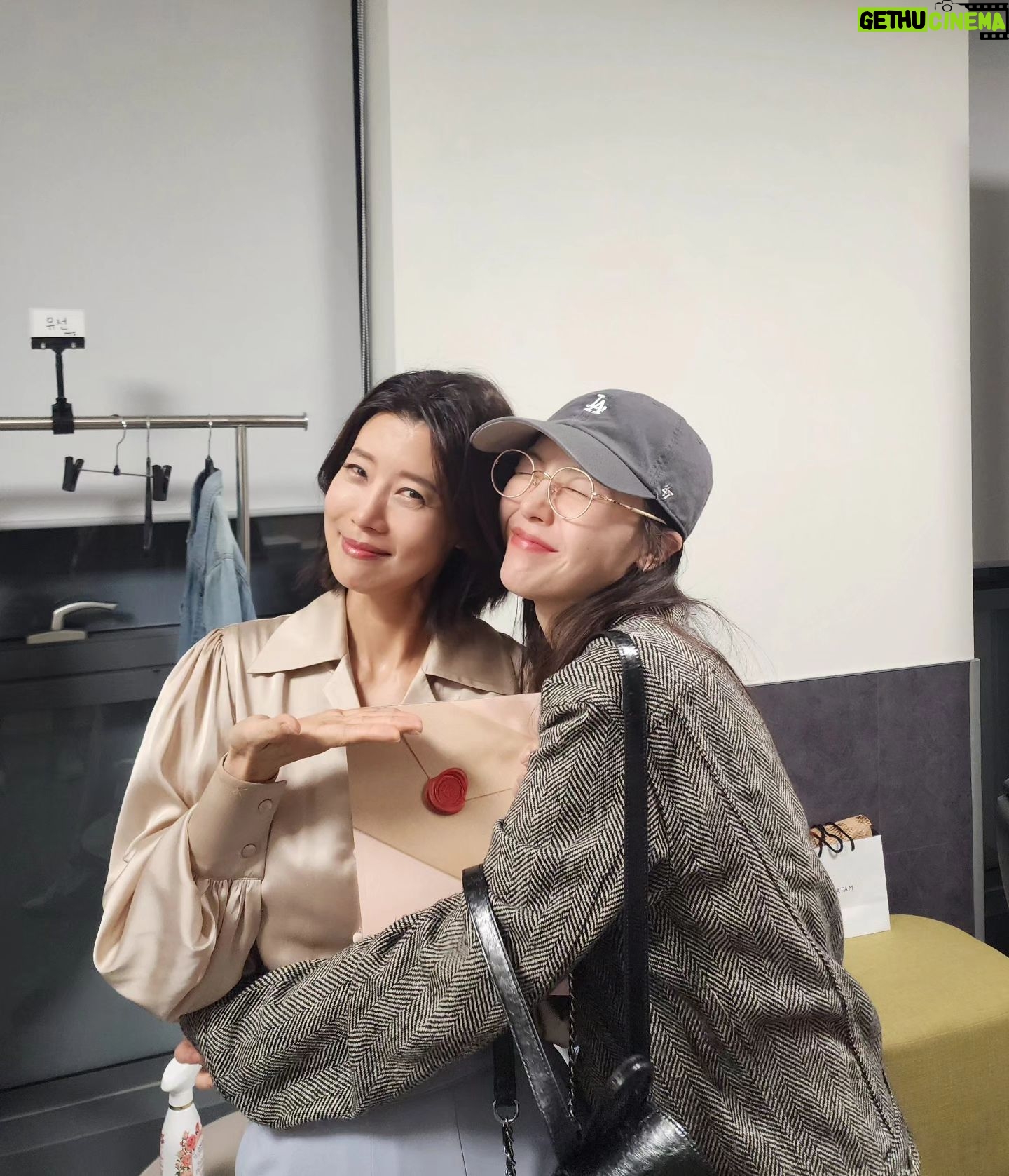 Yu Seon Instagram - 한 때.. 드라마에서 사랑으로 키운 자식들이.. 이번 공연에 많이 오네요~ ㅎㅎ '달콤살벌패밀리' 의 내 딸♡ 민아 @bbang_93 용기있게 도전하는 멋진 커플♡ 이젠 작가가 된.. 한다면 하는.. @taihyun_zin 마라톤을 하는 뛰는 여신.. @si_eun_0 그리고.. 나의 최애 브랜드 까이에의 @cahiers_official 디자이너 친구 @cahiers_kimayoung 공연 때마다 부산에서 올라오는 고마운 친구♡ 반갑고 고마운 발걸음들🩷 담에 맛난 밥 한끼 해요!!^^ 고마워요 모두^^ #연극러브레터 💌