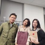Yu Seon Instagram - 한 때.. 드라마에서 사랑으로 키운 자식들이.. 이번 공연에 많이 오네요~ ㅎㅎ '달콤살벌패밀리' 의 내 딸♡ 민아 @bbang_93 용기있게 도전하는 멋진 커플♡ 이젠 작가가 된.. 한다면 하는.. @taihyun_zin 마라톤을 하는 뛰는 여신.. @si_eun_0 그리고.. 나의 최애 브랜드 까이에의 @cahiers_official 디자이너 친구 @cahiers_kimayoung 공연 때마다 부산에서 올라오는 고마운 친구♡ 반갑고 고마운 발걸음들🩷 담에 맛난 밥 한끼 해요!!^^ 고마워요 모두^^ #연극러브레터 💌