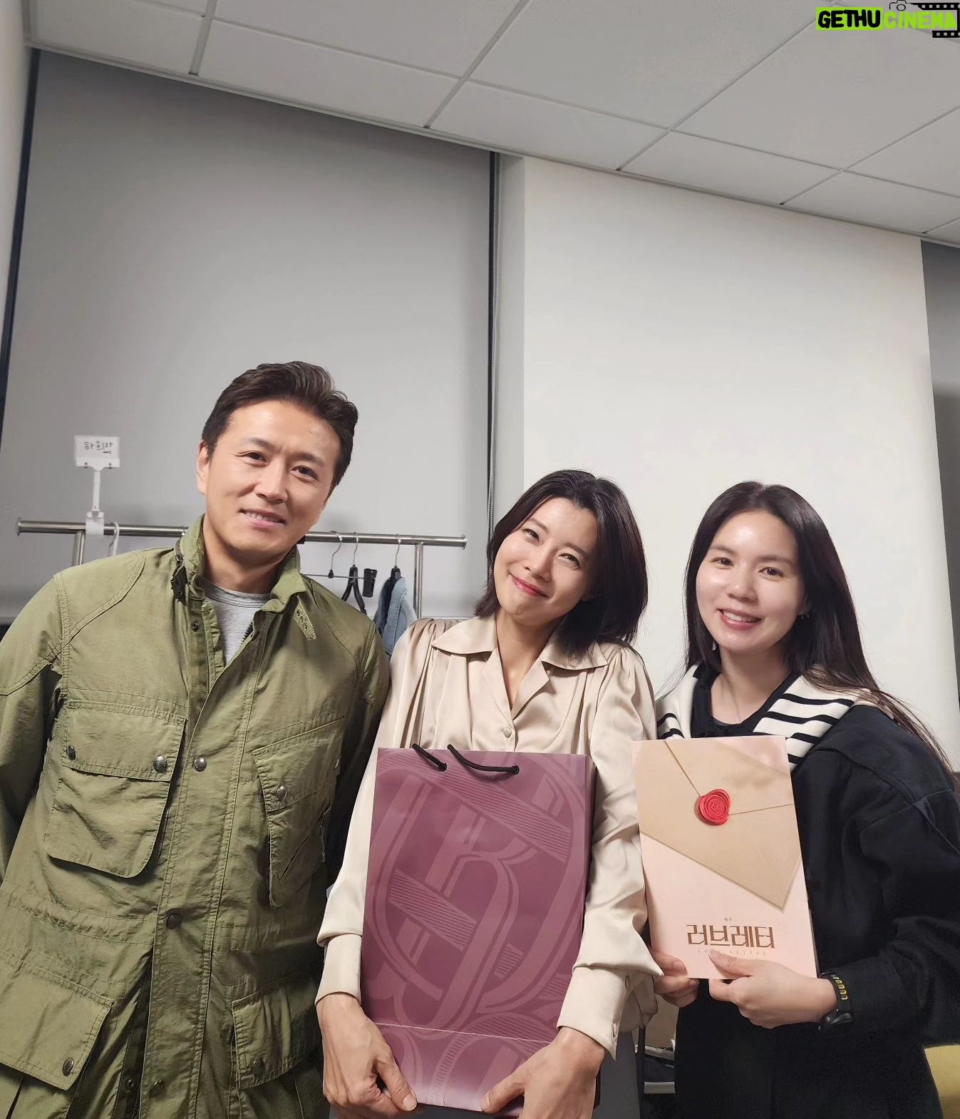Yu Seon Instagram - 한 때.. 드라마에서 사랑으로 키운 자식들이.. 이번 공연에 많이 오네요~ ㅎㅎ '달콤살벌패밀리' 의 내 딸♡ 민아 @bbang_93 용기있게 도전하는 멋진 커플♡ 이젠 작가가 된.. 한다면 하는.. @taihyun_zin 마라톤을 하는 뛰는 여신.. @si_eun_0 그리고.. 나의 최애 브랜드 까이에의 @cahiers_official 디자이너 친구 @cahiers_kimayoung 공연 때마다 부산에서 올라오는 고마운 친구♡ 반갑고 고마운 발걸음들🩷 담에 맛난 밥 한끼 해요!!^^ 고마워요 모두^^ #연극러브레터 💌